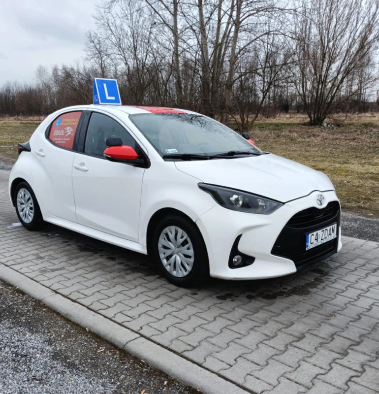 białe auto do nauki jazdy